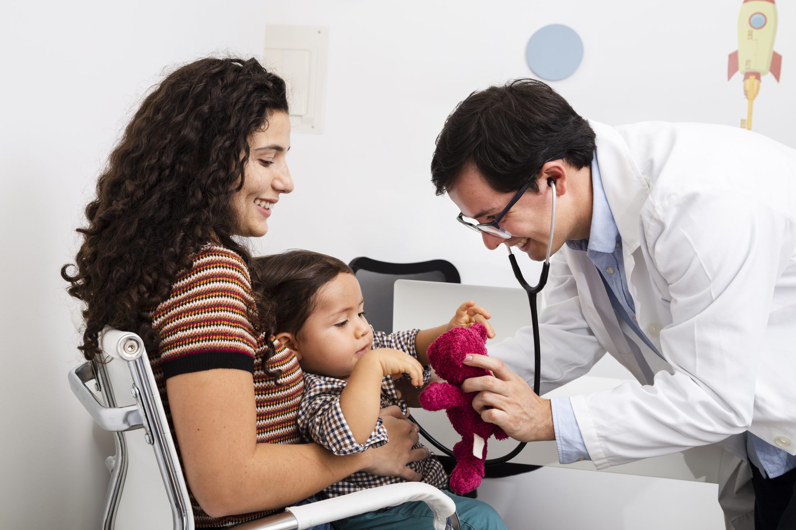 uso-side-view-doctor-checking-baby-boy