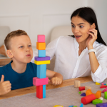 criança brincando com acompanhamento profissional