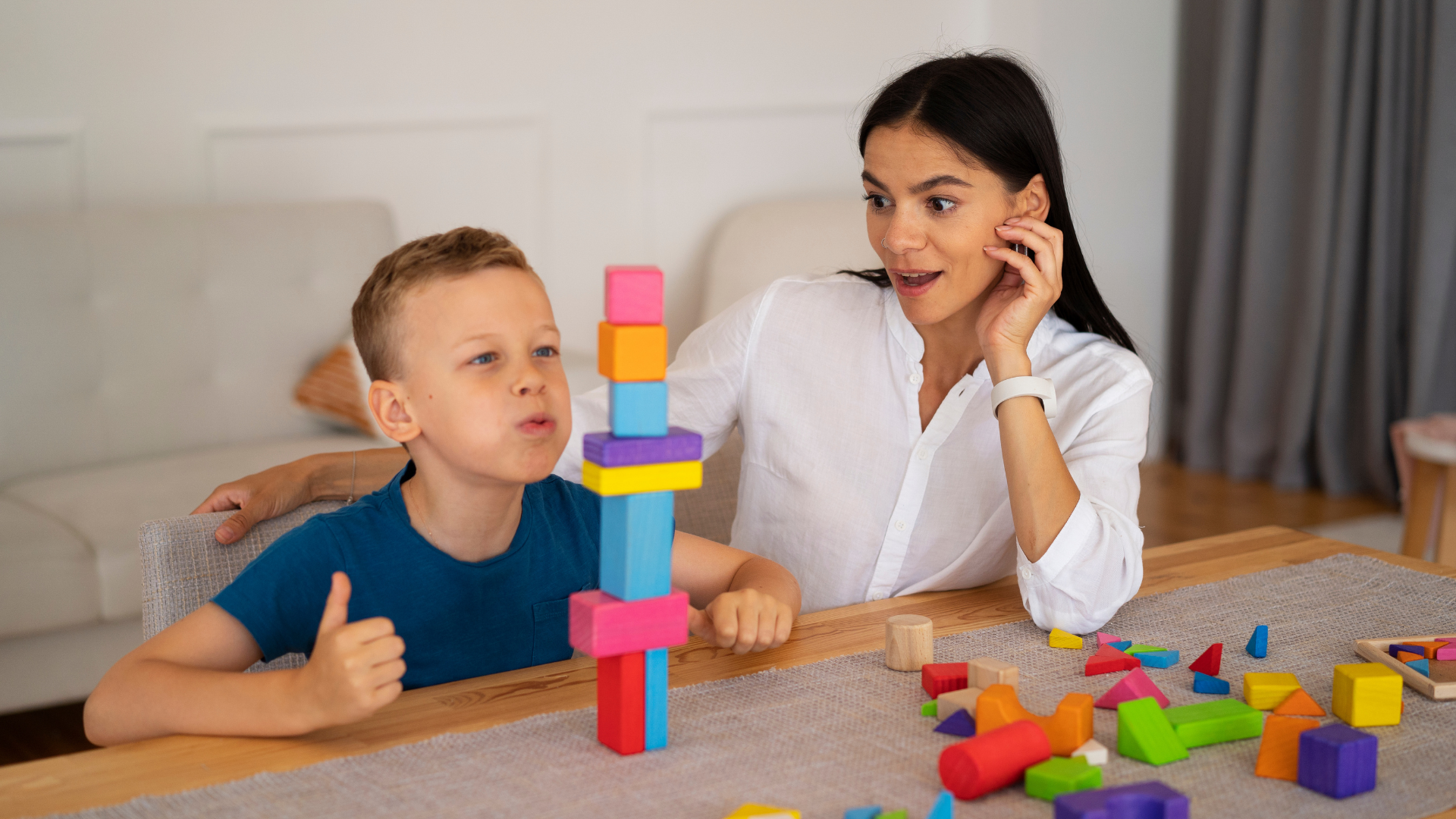 criança brincando com acompanhamento profissional