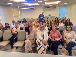 Equipe do Grupo Prontobaby celebrando manutenção da certificação ONA Nível 3
