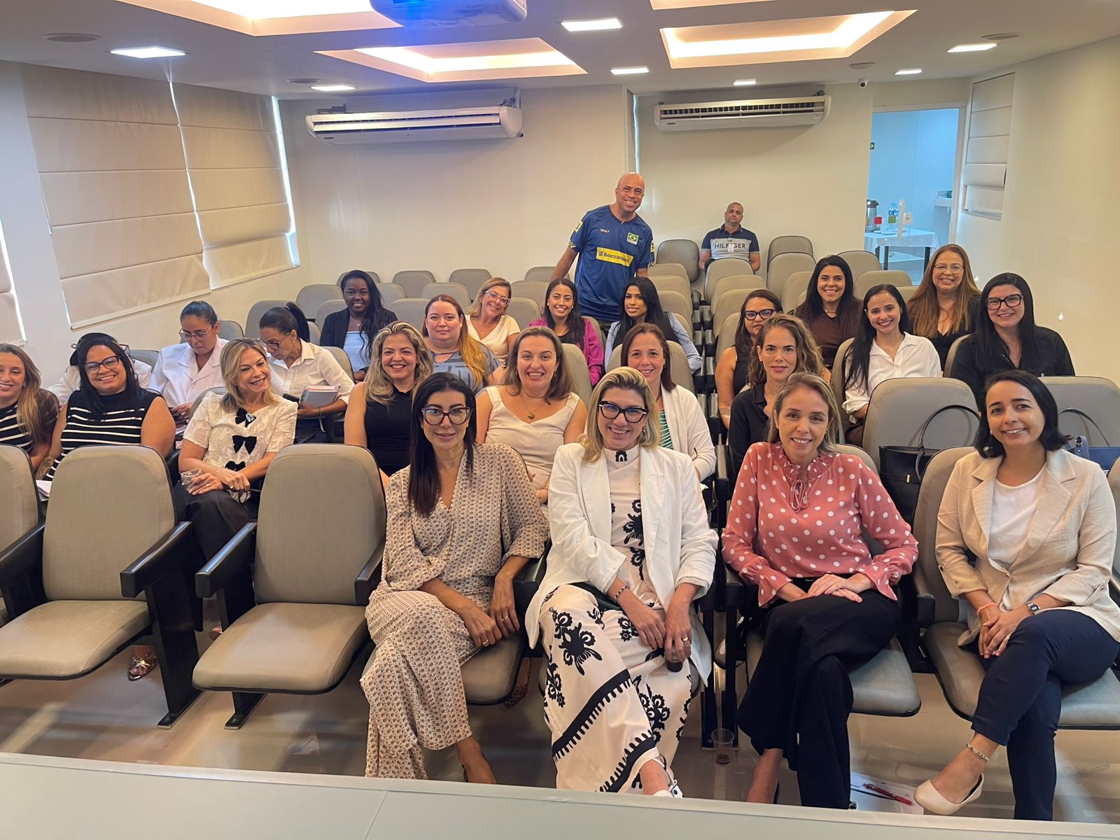 Equipe do Grupo Prontobaby celebrando manutenção da certificação ONA Nível 3